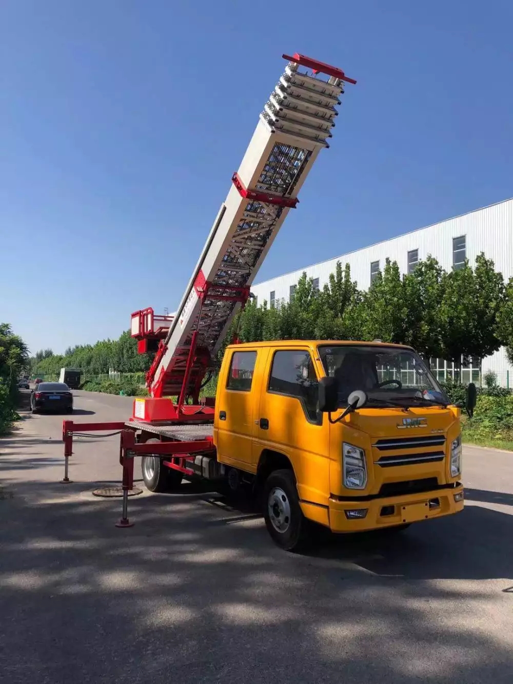 阜平县附近的云梯车出租服务：轻松解决高空作业需求