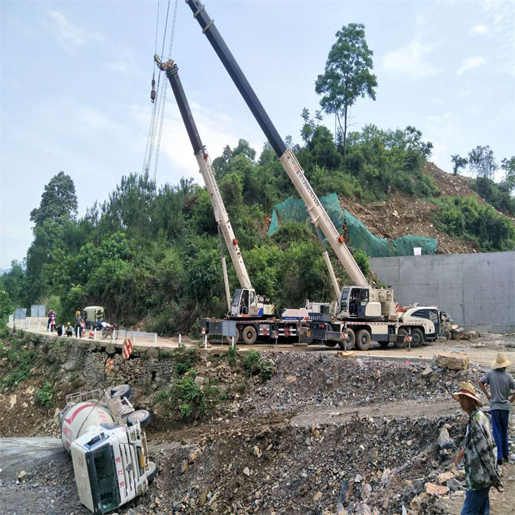 阜平县汽车掉沟里叫吊车救援要多少钱